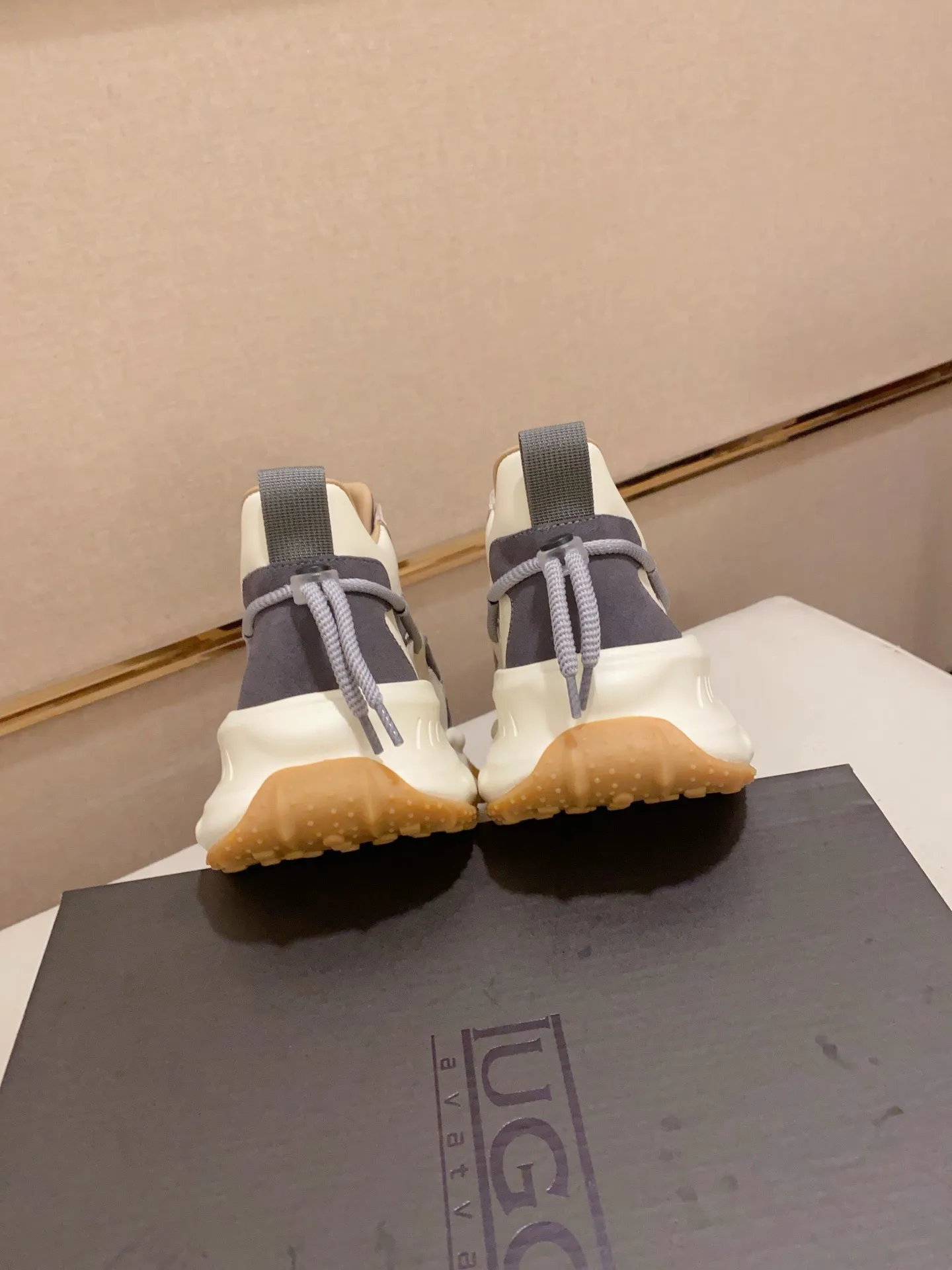 Factory price: 760💰(high-end goods) UGG❄️❄️The latest fashionable men's shoes👟 1:1⃣️Quality, fabric: high-end quality first-layer cowhide imported from Europe. Lining: wool lining, sole: pure imported foam outsole. ❤️High-end goods, fine workmanship, trendy and fashionable. The fit is very classy. If you know the goods, you will not be able to refuse😍😍Number of codes: 39-44